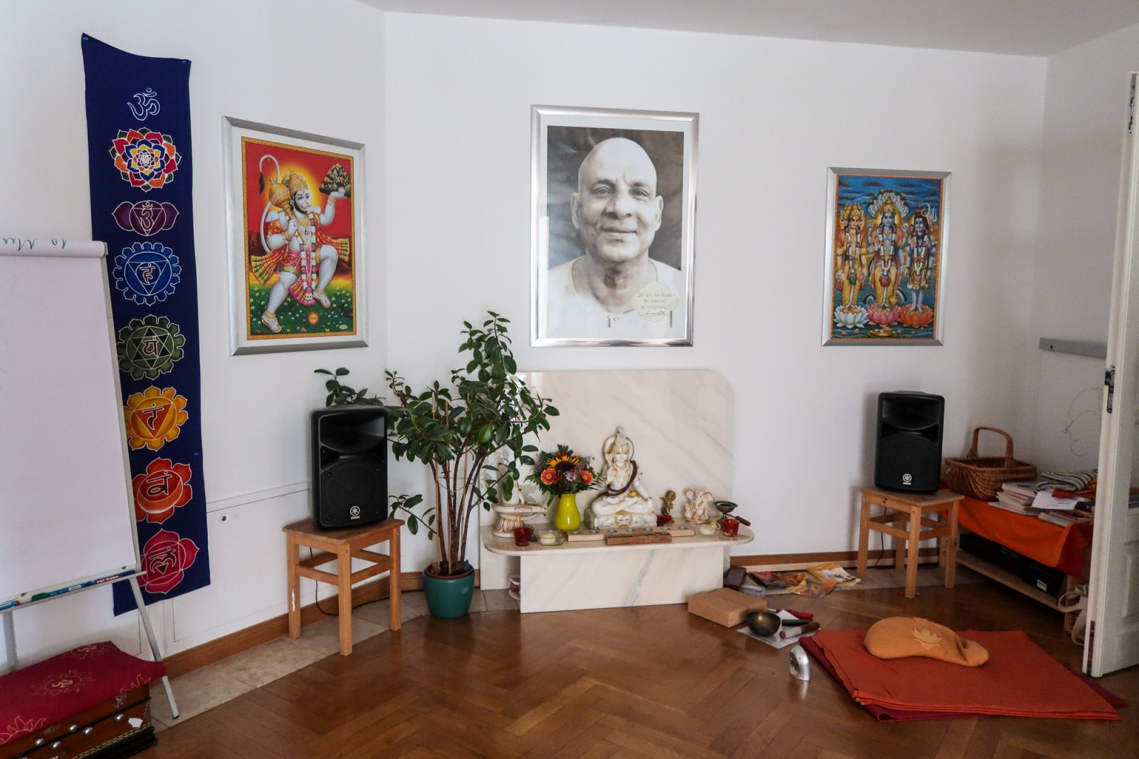 Yoga Vidya Leipzig - Übungsraum mit Guru- und Götterfiguren