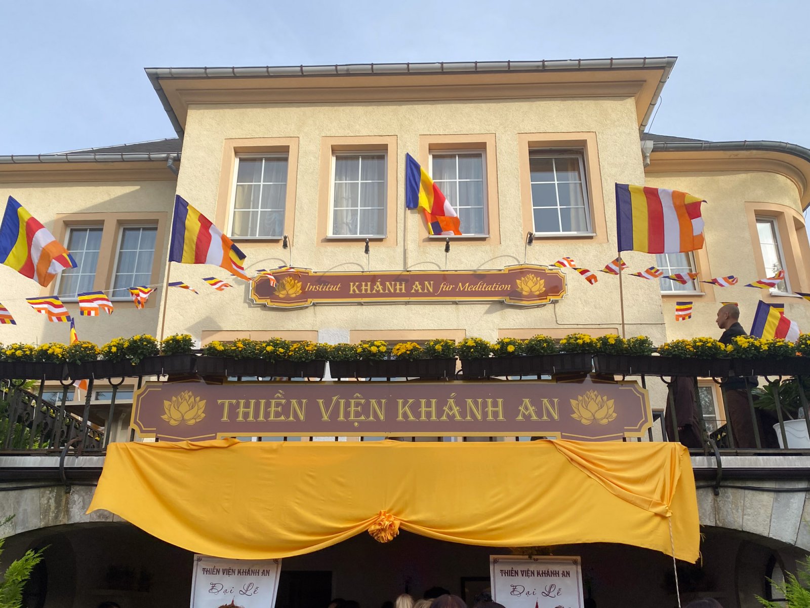 Institut Khanh An für Meditation - Außenansicht zur Einweihung 2023