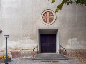 Eingang der Dreieinigkeitskirche der ELFK