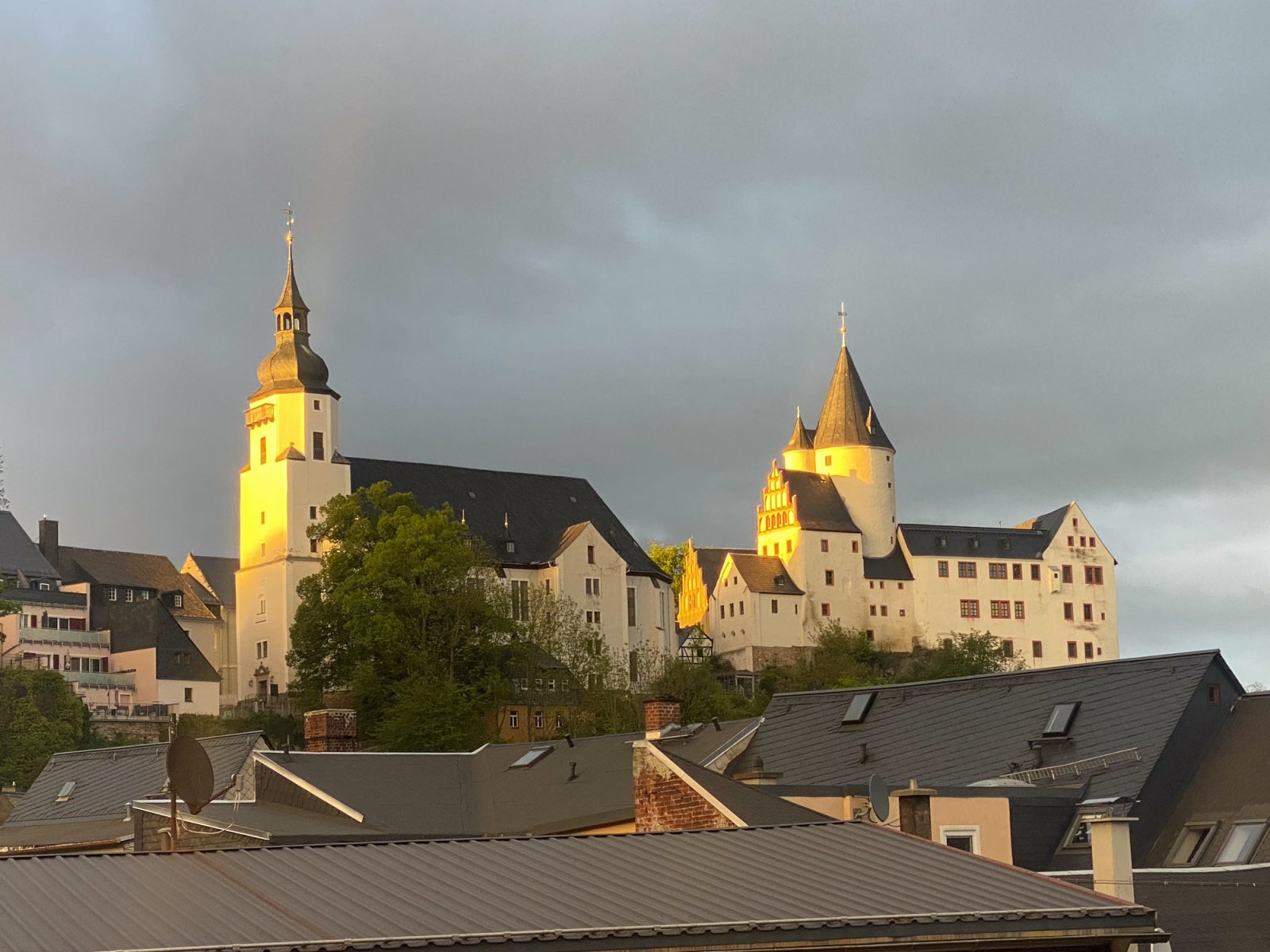 Kirche und Schloss im Abendlicht
