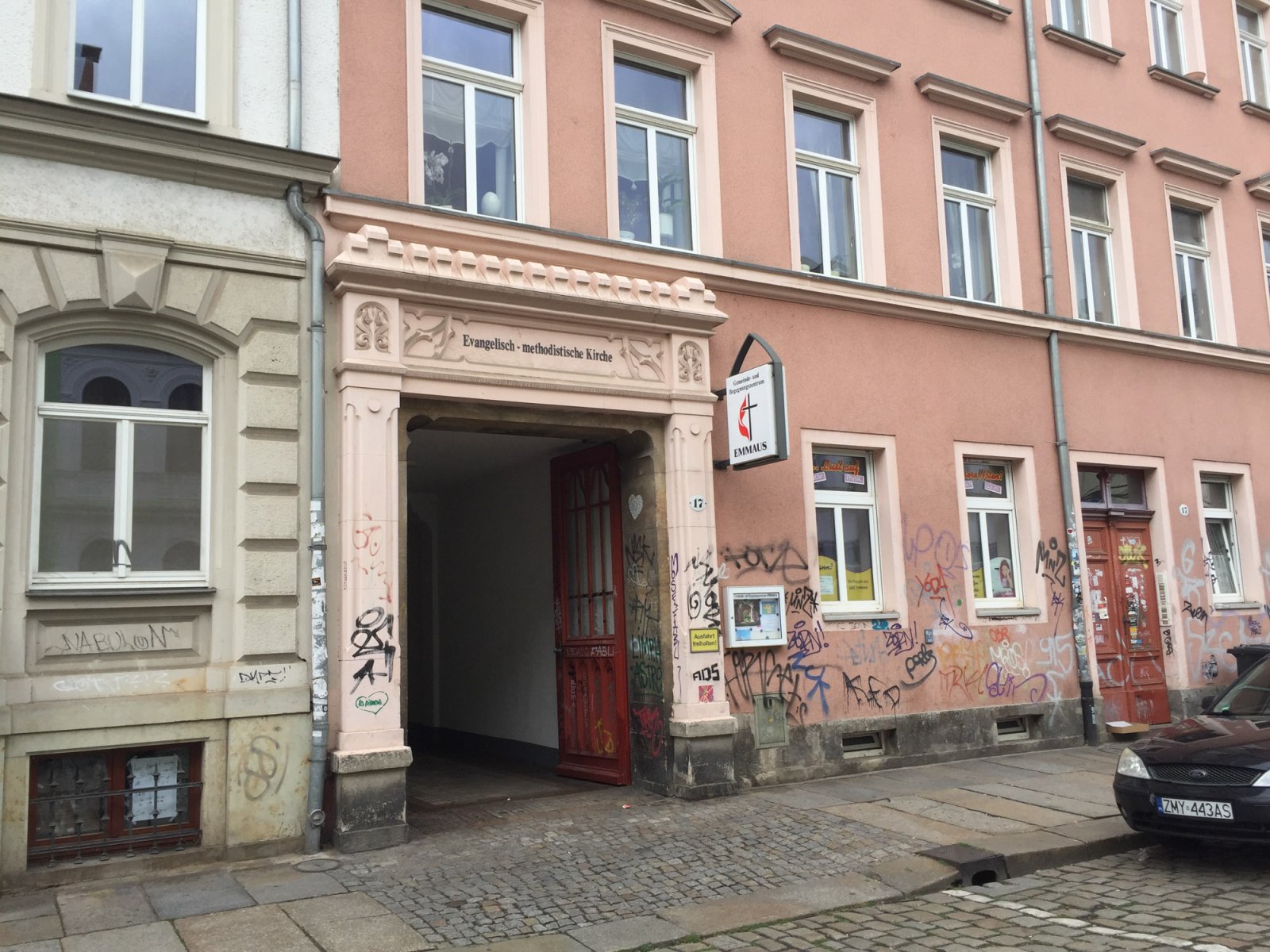 Eingang zur Emmausgemeinde der EmK im Hinterhof